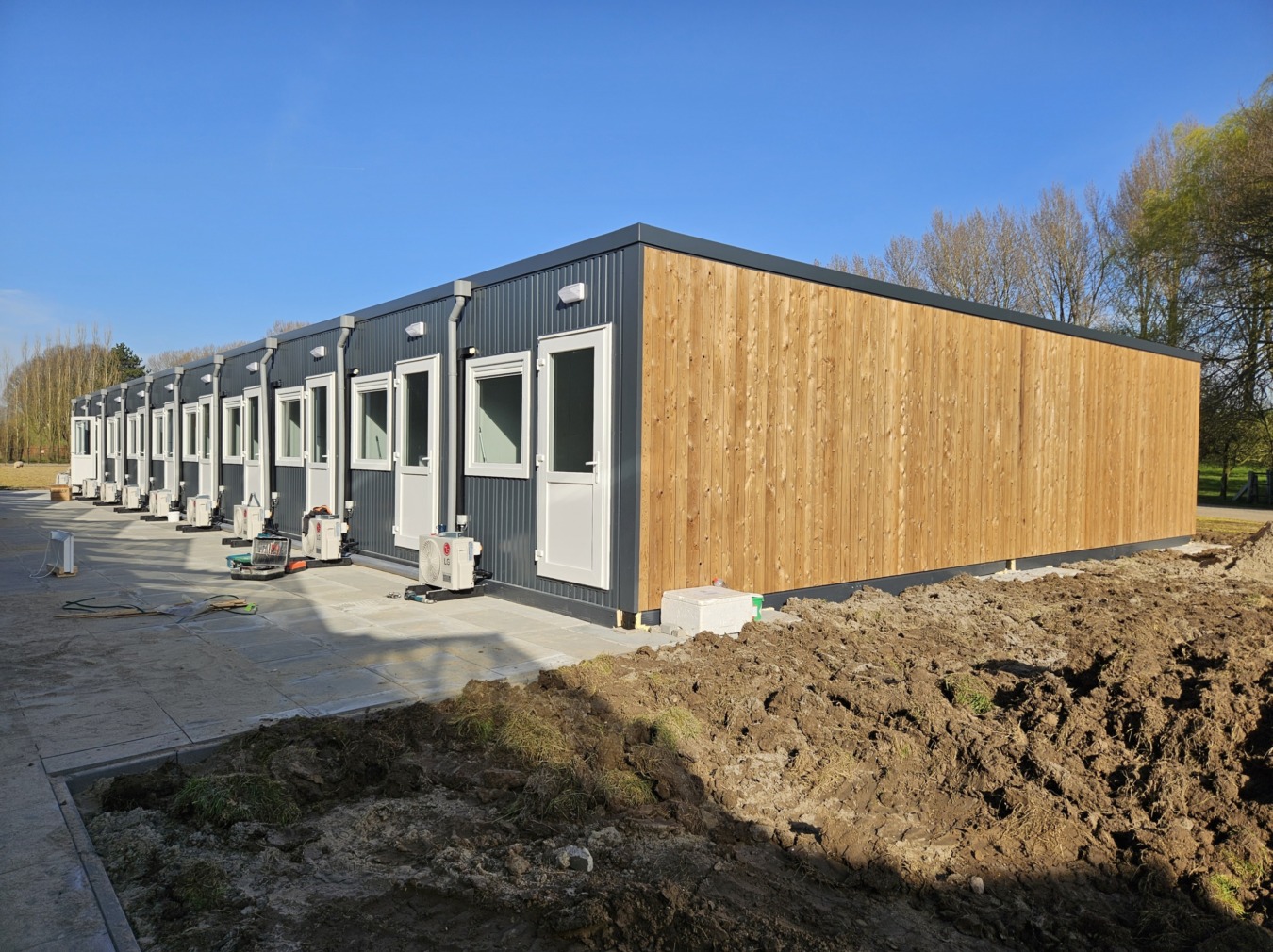 Appartementen voor seizoensarbeiders met houten afwerkeing