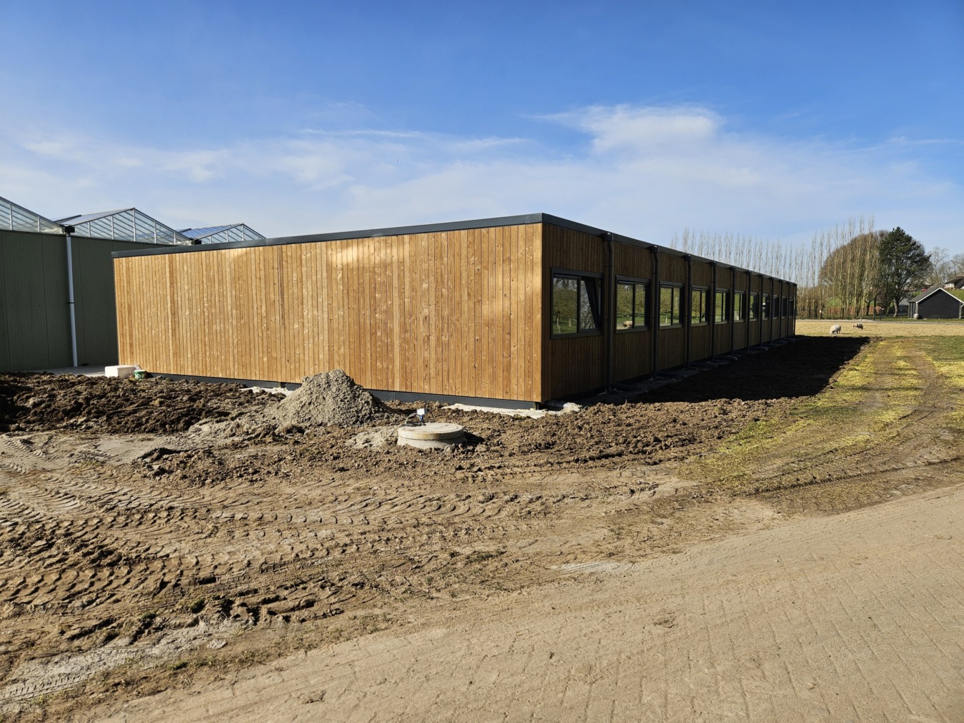 Appartementen voor seizoensarbeiders tuinder met luxe houten afwerking
