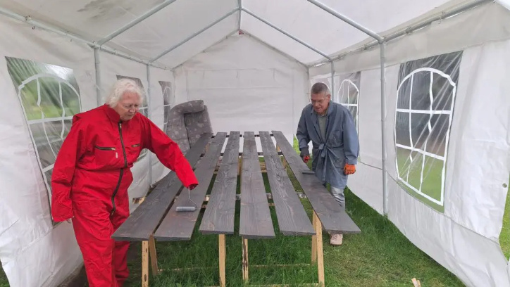Bewoners De Vrijheid schilderen het hout van de zorgwoning