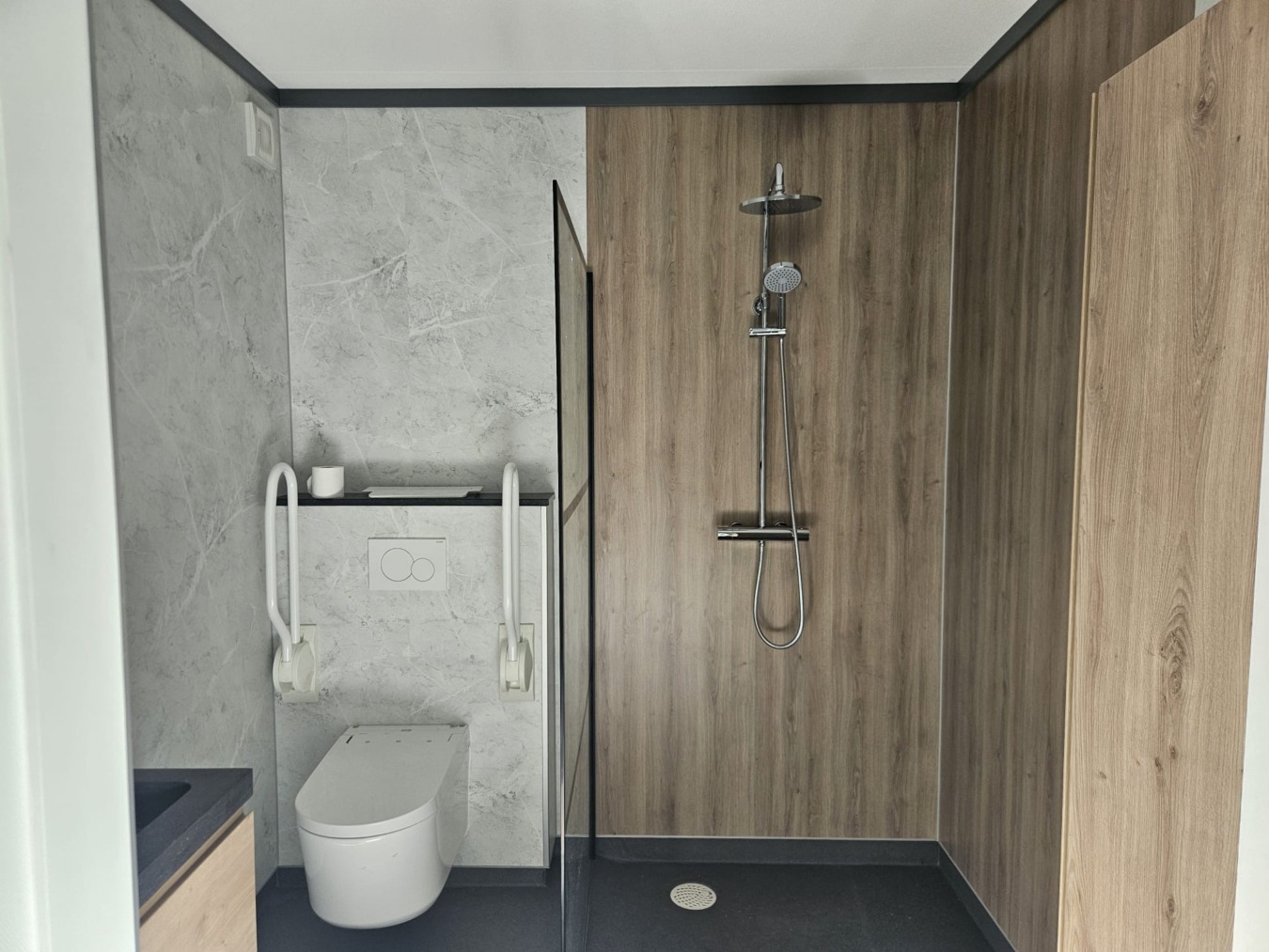 Badkamer met toiletdouche-combinatie