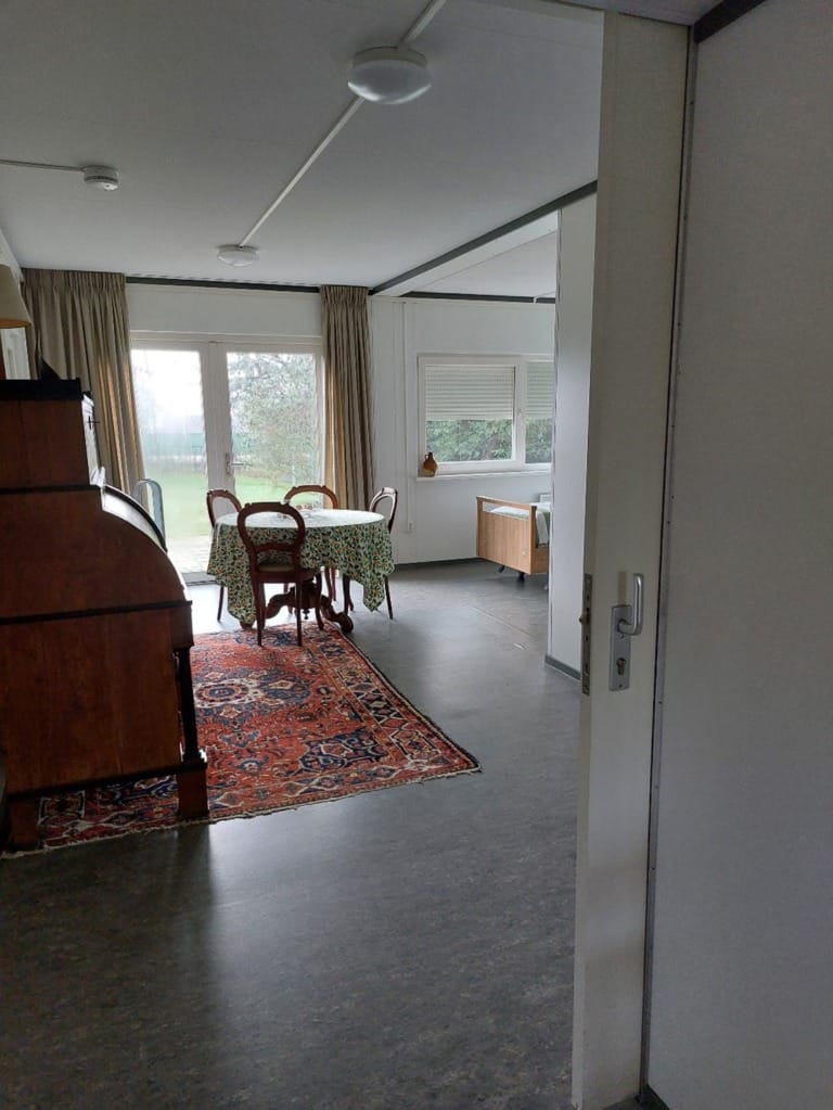 Ingerichte woonkamer in tweedehands zorgwoning