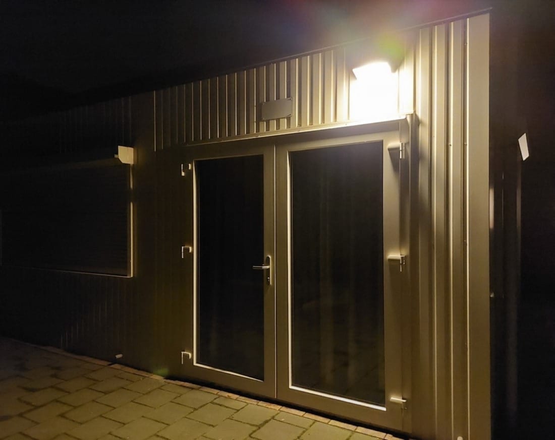 Buitenverlichting van tweedehands woonunit in de avond