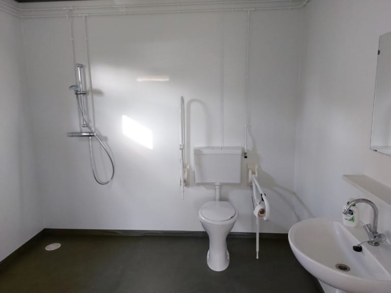 Badkamer en toilet in tweedehands zorgwoning