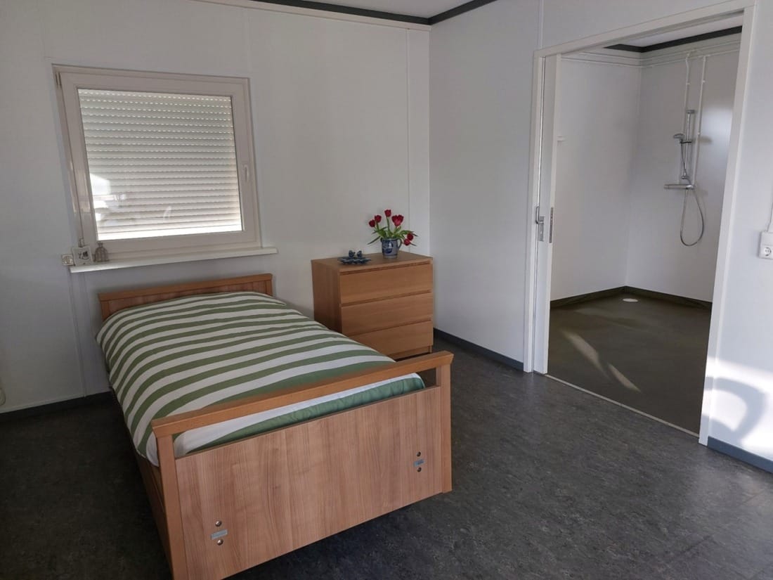 Ingerichte slaapkamer in tweedehands zorgwoning