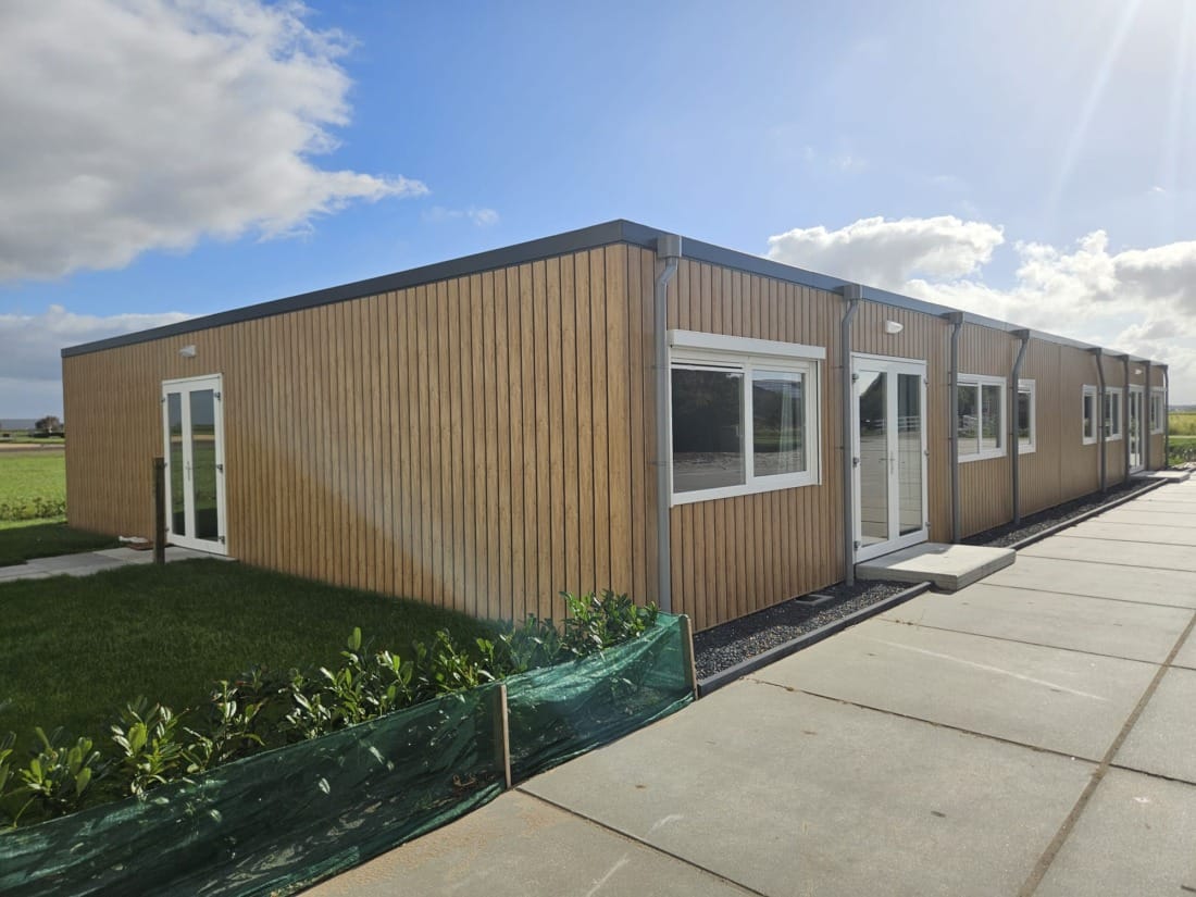Mooi afgewertke, beige koopwoningen voor personeelhuisvesting op landbouwgrond.