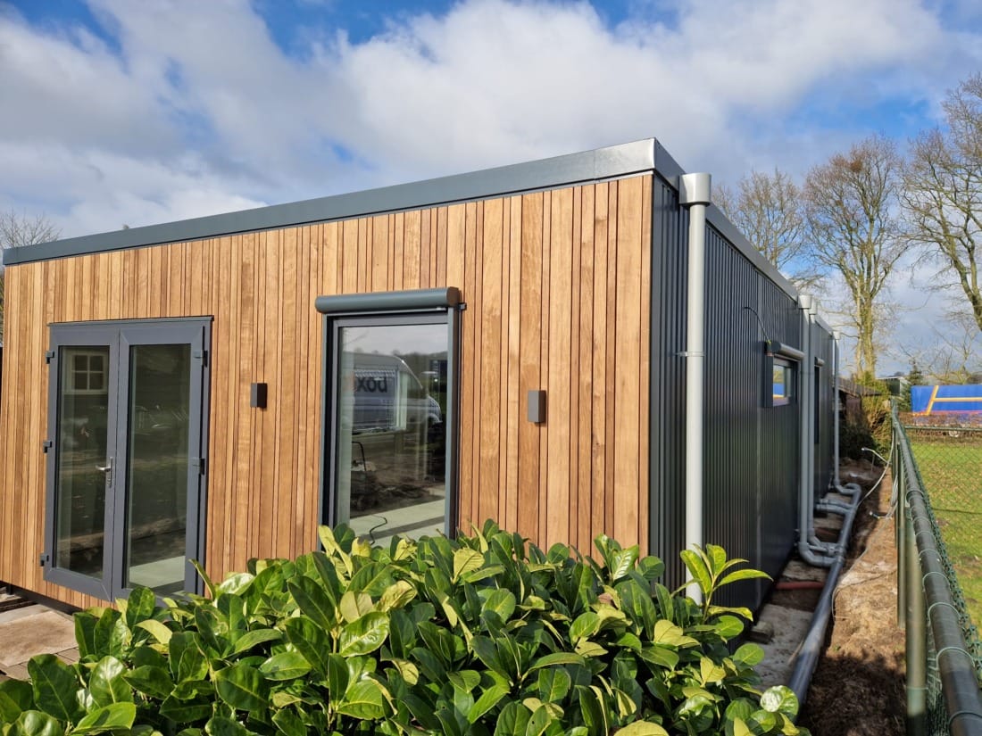 Luxe mantelzorgwoning op maat gemaakt met een houten gevelafwerking.