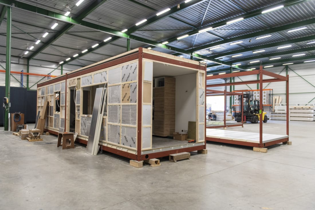 Prefab woonunit in productieproces