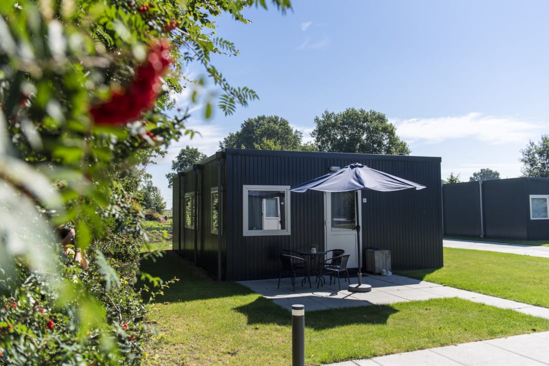 Donkerblauwe wisselwoningen in afgelegen natuur gebied