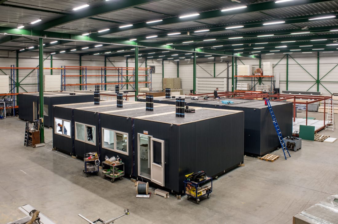 Prefab woonunits worden gemaakt in eigen werkplaats.