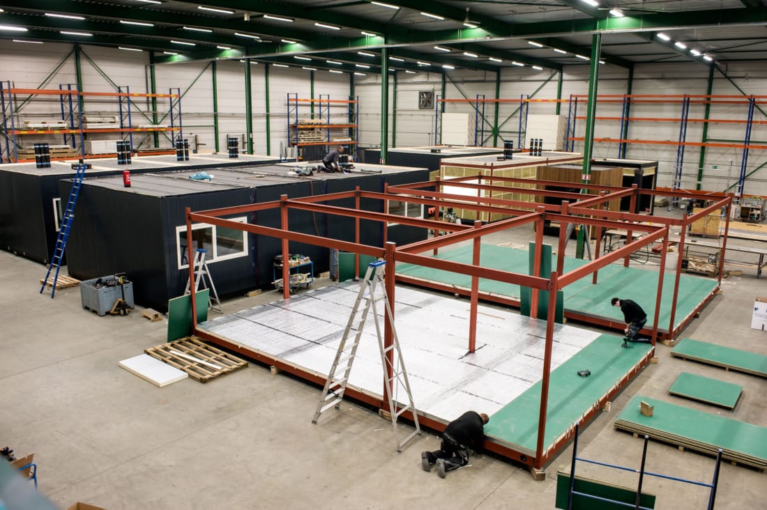 Prefab woonunits in productieproces in werkplaats van Boxtom