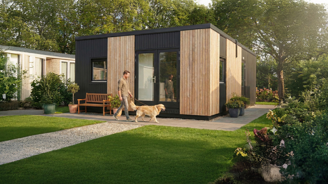 Man loopt met hond voor luxe woonunit