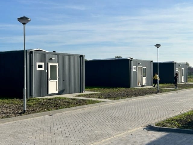 Zes skaeve huse naast elkaar