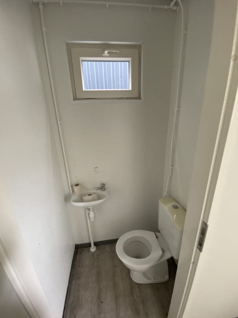 Aparte toilet in tweedehands kantoorruimte unit
