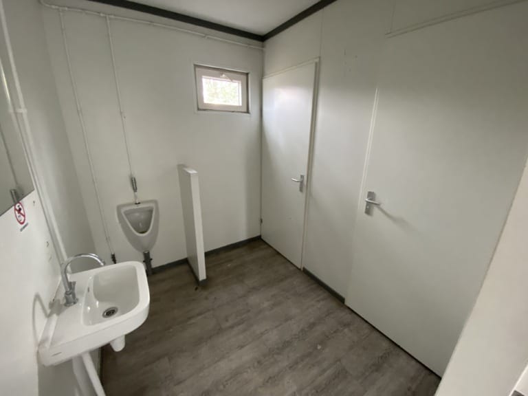 Complete toilet en badkamergedeelte in tweedehands kantoorruimte unit
