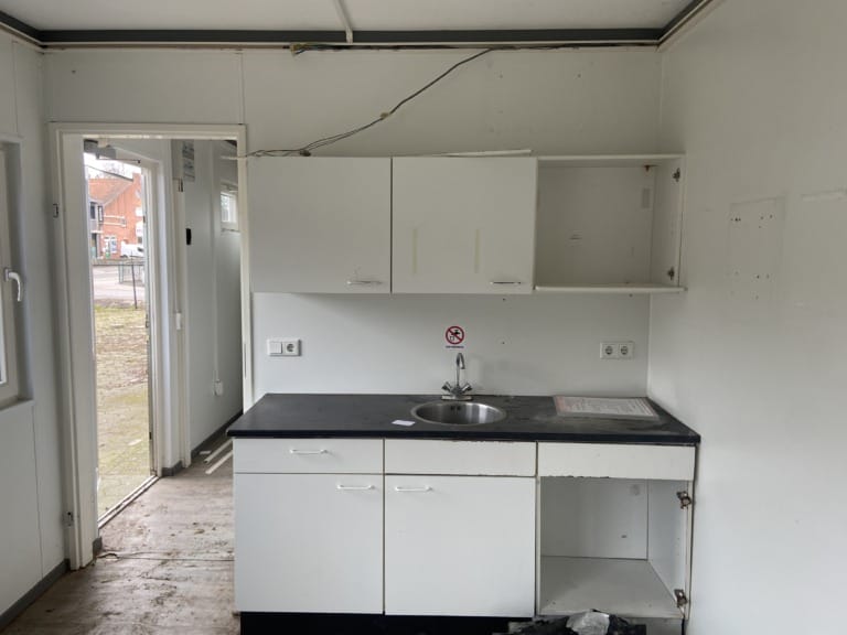 Open keuken in tweedehands kantoorruimte unit