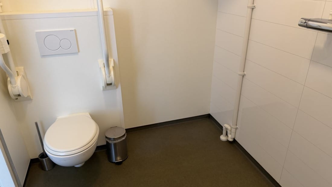 Rolstoelvriendelijk toilet in tweedehands woonunit