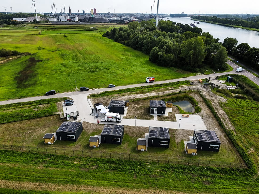 Zes skaeve huse afgezonderd van maatschappij