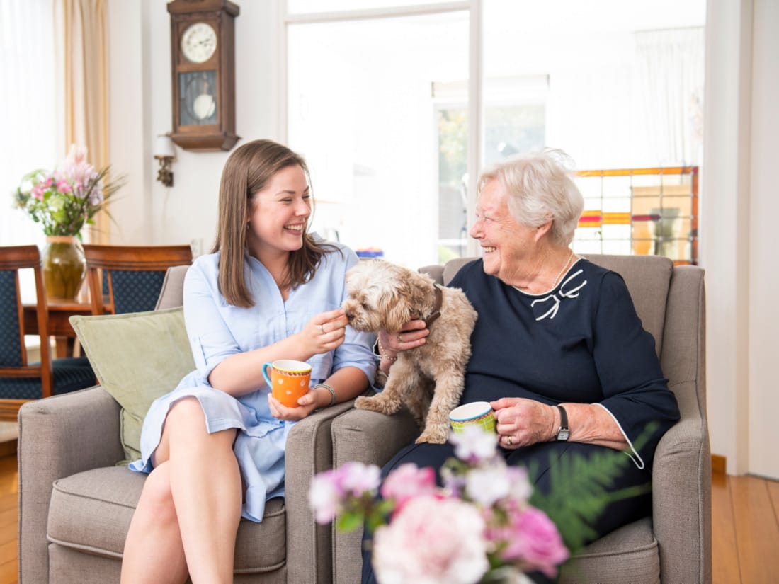 Oma en kleindochter in mantelzorgwoning