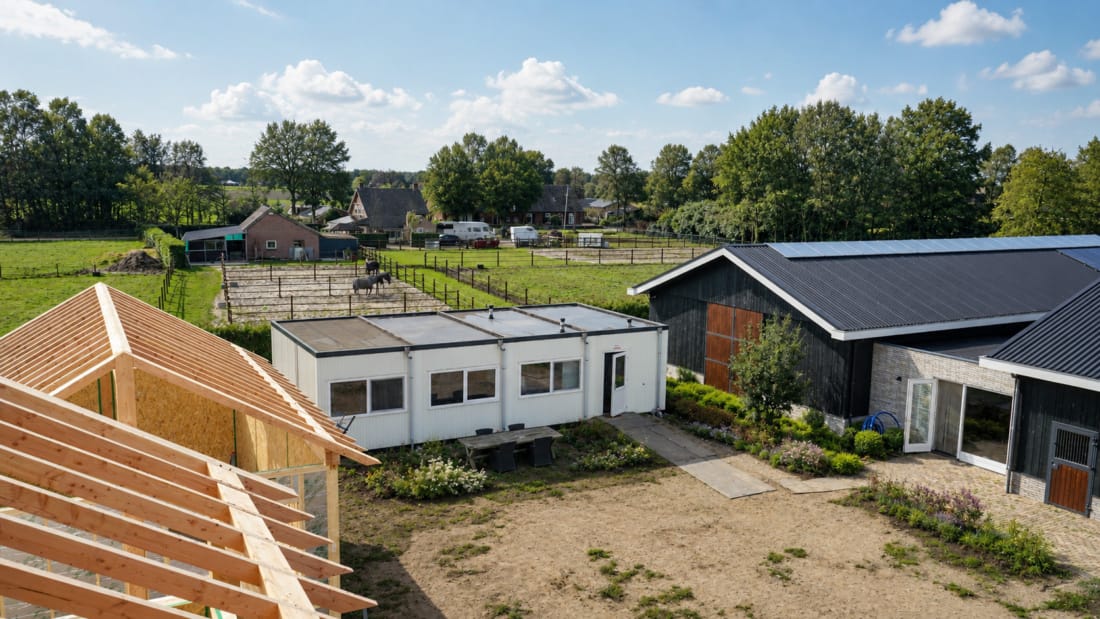 Tijdelijke woning tijdens verbouwing aan huis.
