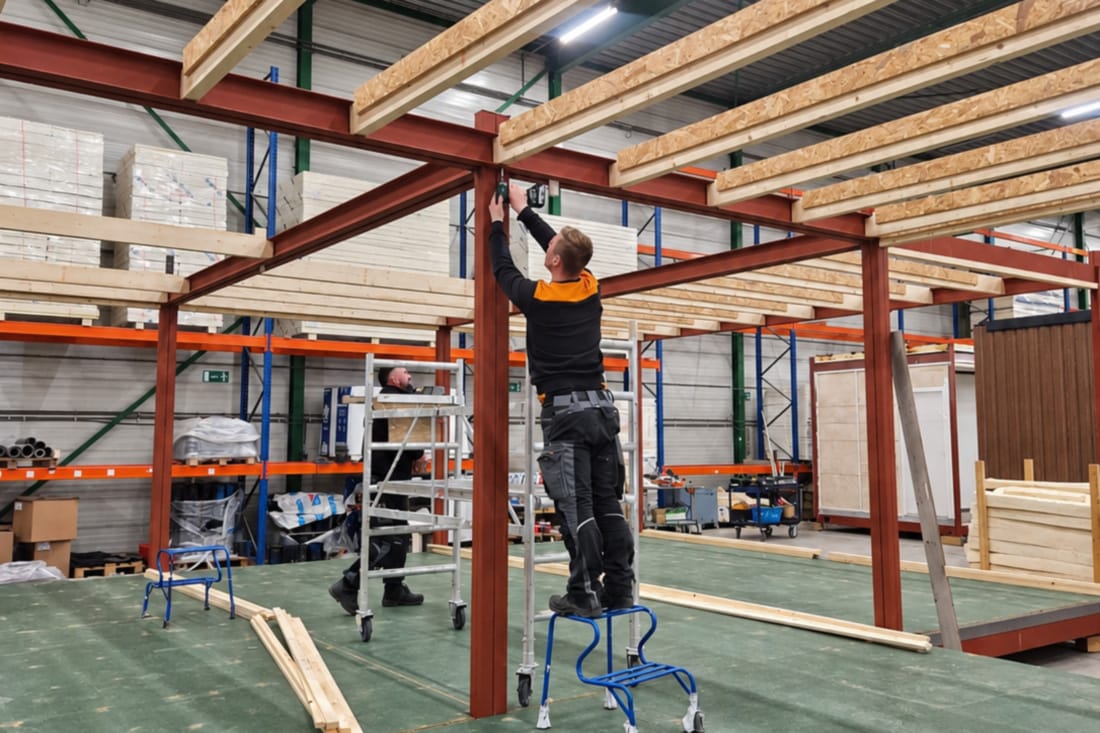 Boxtom specialist in werkplaats bezig met een woonunit.