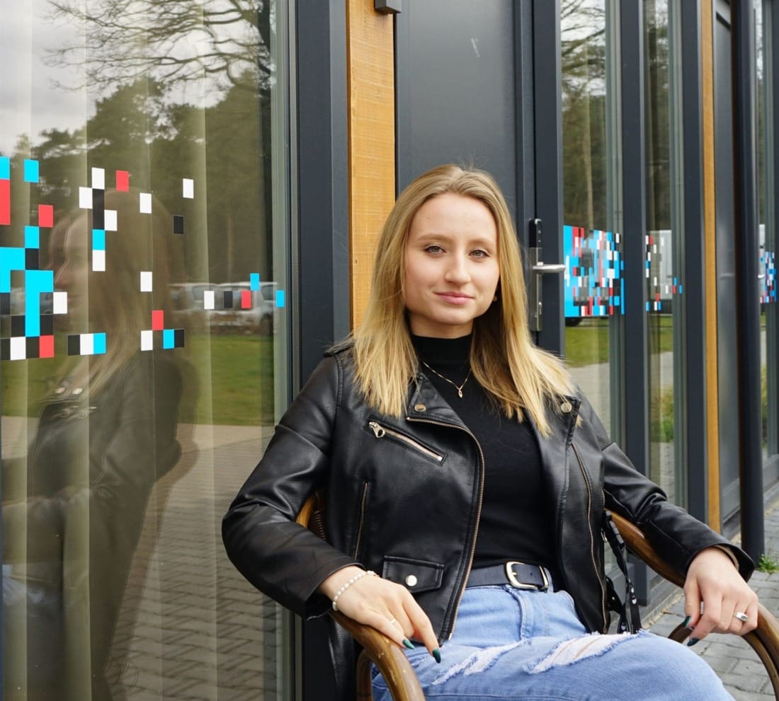 Bewoner zit voor eigen woning die is gemaakt voor personeelshuisvesting
