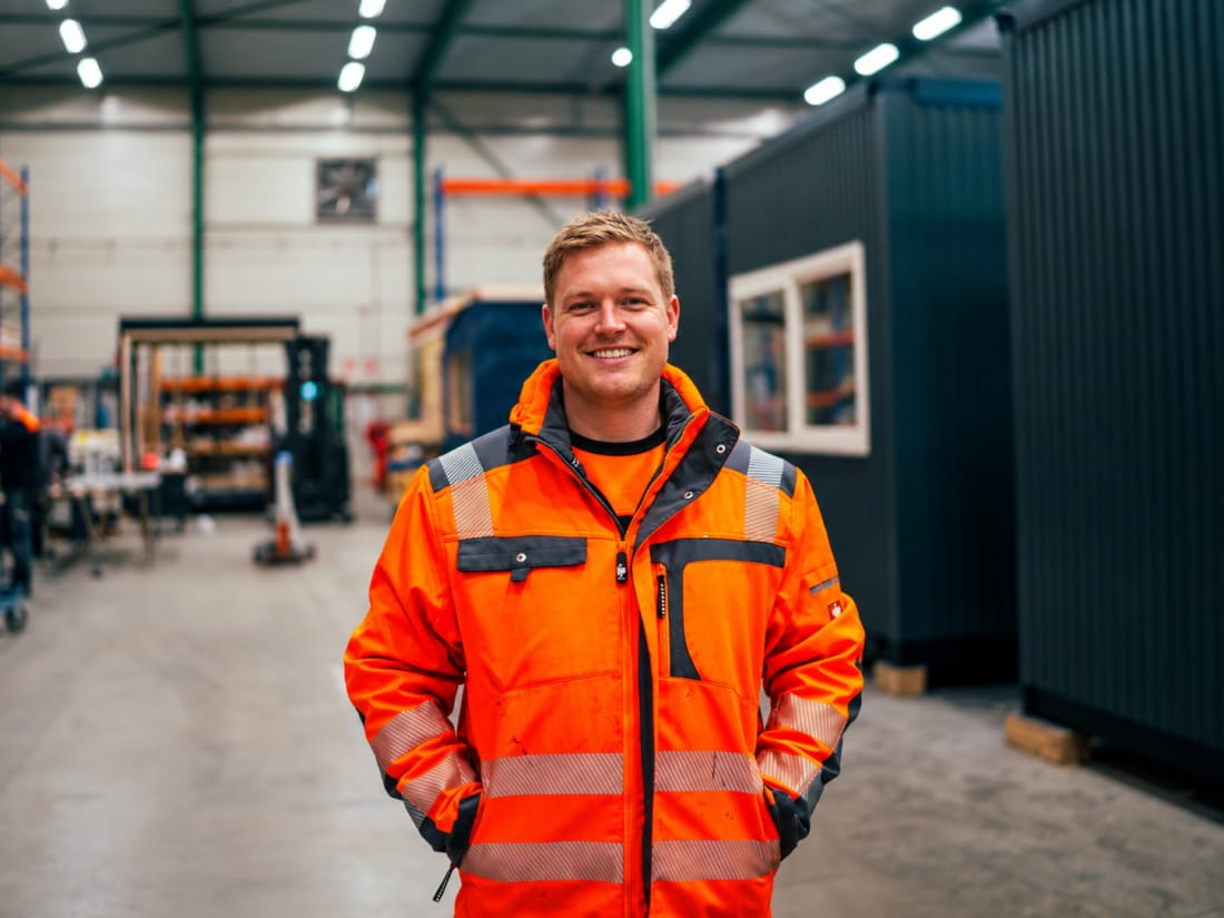 Boxtom medewerker in werkplaats.