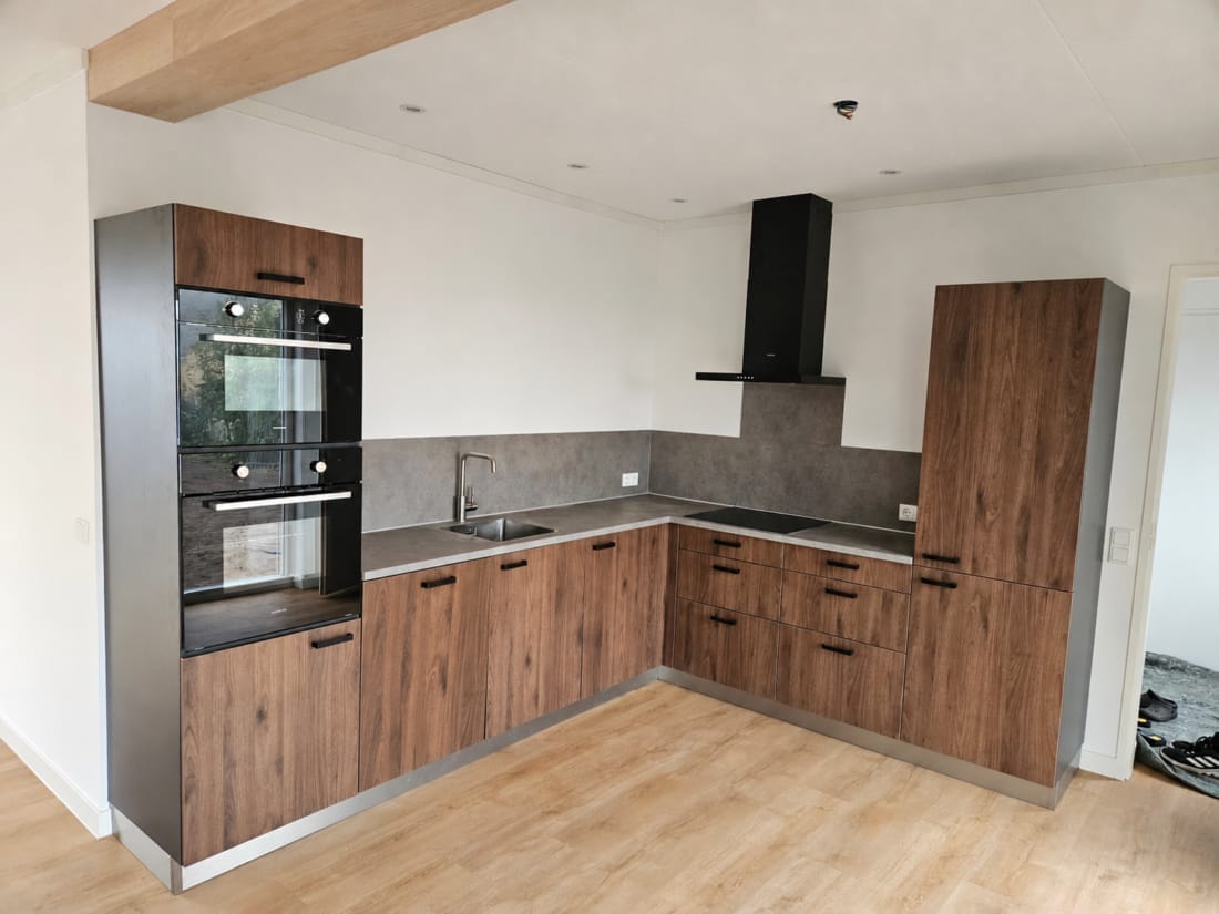 Keuken met houtlook in mantelzorgwoning
