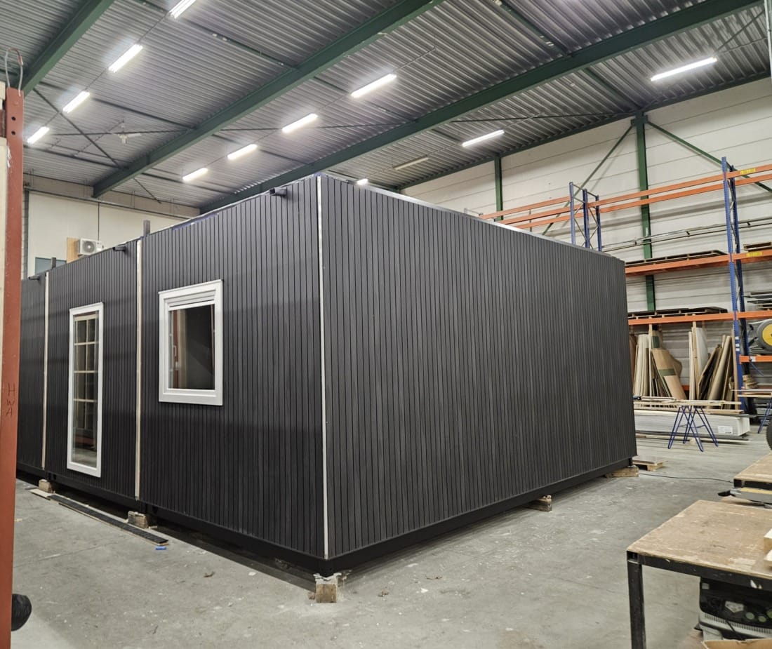Prefab mantlzorgwoning wordt gebouwd in werkplaats